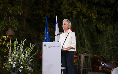 L'ambassadrice d'Allemagne en Israël, Susanne Wasum-Rainer, prononçant un discours à Tel Aviv à l'occasion de la Journée de l'unité nationale allemande, le 3 octobre 2019 (Noam Moskowitz)