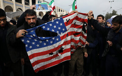Des manifestants brûlent un drapeau américain lors d'une manifestation contre le meurtre du général Qassem Soleimani à Téhéran, en Iran, le 3 janvier 2020. (Crédit : AP Photo/Vahid Salemi)