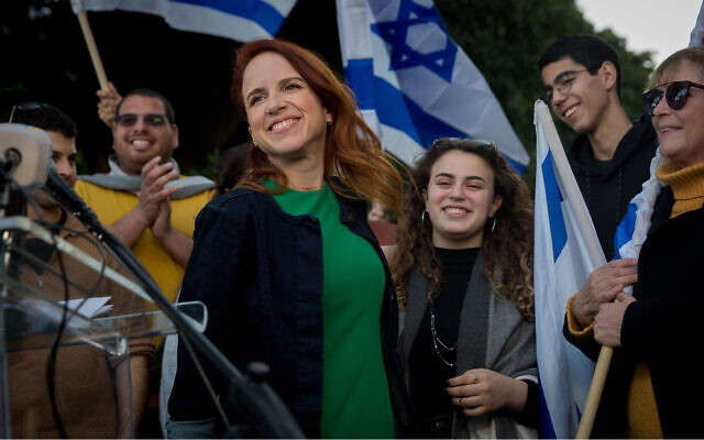 Stav Shaffir lors d'une conférence de presse sur le boulevard Rothschild à Tel Aviv, annonce qu'elle ne se présentera pas aux prochaines élections, le 15 janvier 2020. (Miriam Alster/FLASH90)