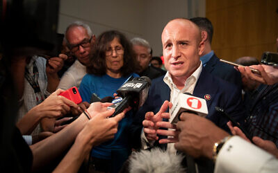 Max Rose s'adresse aux journalistes après une assemblée publique au Centre communautaire juif Joan et Alan Bernikow dans le quartier de Staten Island à New York, le 2 octobre 2019. (AP/Mary Altaffer)