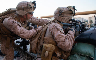 Des Marines américains renforcent la sécurité du complexe de l'ambassade de Bagdad en Irak, le 1er janvier 2020. (Crédit : US Marine Corps / Sgt. Kyle C. Talbot)