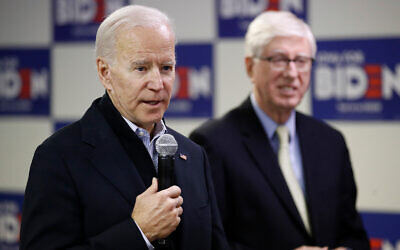 Le candidat démocrate à la présidence Joe Biden, (à gauche), aux côtés du ministre de la Justice de l'Iowa Tom Miller, lors d'un arrêt dans un bureau de campagne à Des Moines (Iowa), le 13 janvier 2020. (AP/Patrick Semansky)