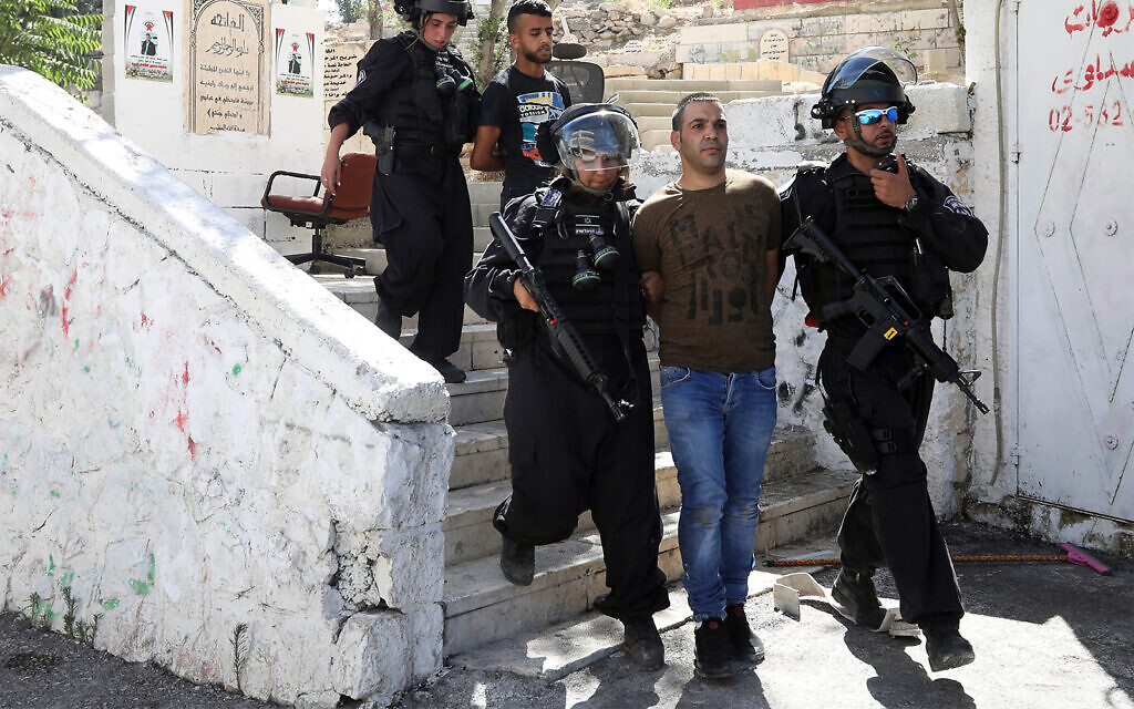 Des Palestiniens sont arrêtés lors d'affrontements avec la police israélienne dans le quartier de Jérusalem d'Issawiya, le 28 juin 2019, un jour après qu'un Palestinien a été abattu par un policier lors de manifestations dans le même quartier. (AP Photo/Mahmoud Illean) Des Palestiniens sont arrêtés lors d'affrontements avec la police israélienne dans le quartier de Jérusalem d'Issawiya, le 28 juin 2019, un jour après qu'un Palestinien a été abattu par un policier lors de manifestations dans le même quartier. (AP Photo/Mahmoud Illean)