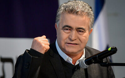 Le dirigeant du Parti travailliste Amir Peretz s'exprime à Tel Aviv, le 20 janvier 2020. (Flash90)