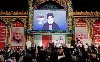 Les partisans du groupe terroriste chiite du Hezbollah lors d'un discours de leur leader Hasan Nasrallah, diffusé sur écran, dans la banlieue sud de la capitale libanaise, Beyrouth, le 5 janvier 2020. (Crédit : Anwar Amro / AFP) Les partisans du groupe terroriste chiite du Hezbollah lors d'un discours de leur leader Hasan Nasrallah, diffusé sur écran, dans la banlieue sud de la capitale libanaise, Beyrouth, le 5 janvier 2020. (Crédit : Anwar Amro / AFP)