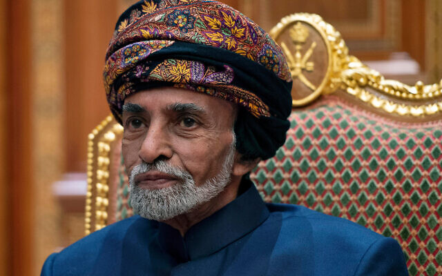 Le sultan d'Oman Qabous bin Said lors d'une réunion avec le secrétaire d'État américain Mike Pompeo au palais royal de Beit Al Baraka à Mascate, Oman, le 14 janvier 2019. (Crédit : Andrew Caballero-Reynolds / Pool Photo via AP)