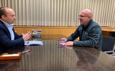Le ministre de la Défense Naftali Bennett, à gauche, rencontre son nouveau conseiller Kobi Eliraz le 9 janvier 2020 (Autorisation)