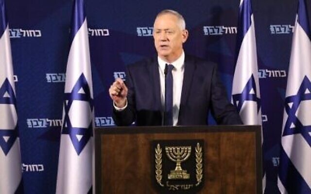 Le président de Kakhol lavan, Benny Gantz, s'adressant à la presse à Ramat Gan, le 25 janvier 2020. (Elad Malka/Kakhol lavan)