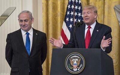 Le président américain Donald Trump (à droite) et le Premier ministre israélien Benjamin Netanyahu participent à une conférence commune dans l'East Room de la Maison Blanche, le 28 janvier 2020 à Washington DC. (Sarah Silbiger/Getty Images/AFP)