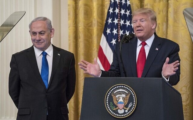 Le président américain Donald Trump (à droite) et le Premier ministre israélien Benjamin Netanyahu participent à une conférence commune dans l'East Room de la Maison Blanche, le 28 janvier 2020 à Washington DC. (Sarah Silbiger/Getty Images/AFP)
