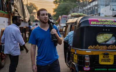 Drew 'Binsky' Goldberg, vu ici à Kerala, en Inde,  gagne sa vie en voyageant et en postant de vidéos sur les réseaux sociaux. 
(Crédit Goldberg/ via JTA)