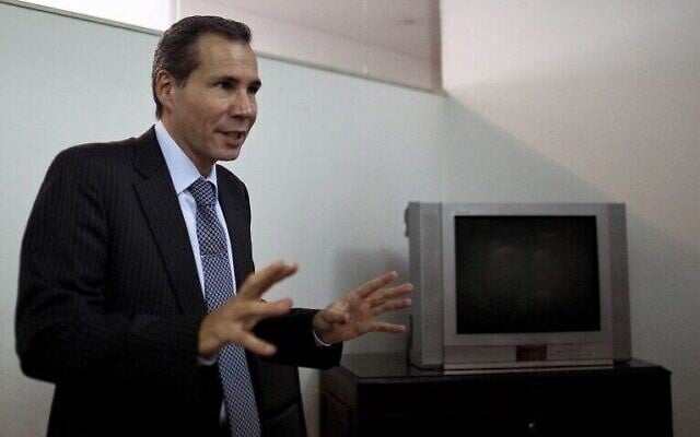 Alberto Nisman, le procureur décédé qui enquêtait sur l'attentat à la bombe de 1994 contre le centre communautaire juif d'AMIA, s'exprime aux journalistes à Buenos Aires, en Argentine, le 29 mai 2013. (AP Photo / Natacha Pisarenko) Alberto Nisman, le procureur décédé qui enquêtait sur l'attentat à la bombe de 1994 contre le centre communautaire juif d'AMIA, s'exprime aux journalistes à Buenos Aires, en Argentine, le 29 mai 2013. (AP Photo / Natacha Pisarenko)