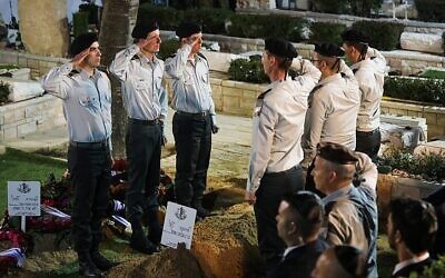 Des soldats israéliens saluent la tombe de
Zachary Baumel, qui est disparu dans la Bataille du Sultan Yacoub en 1982, lors de son enterrement au cimetière du mont Herzl à Jérusalem le 4 avril 2019. (Hadas Parush/Flash90) Des soldats israéliens saluent la tombe de
Zachary Baumel, qui est disparu dans la Bataille du Sultan Yacoub en 1982, lors de son enterrement au cimetière du mont Herzl à Jérusalem le 4 avril 2019. (Hadas Parush/Flash90)