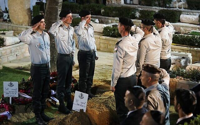 Des soldats israéliens saluent la tombe de 
Zachary Baumel, qui est disparu dans la Bataille du Sultan Yacoub en 1982, lors de son enterrement au cimetière du mont Herzl à Jérusalem le 4 avril 2019. (Hadas Parush/Flash90)