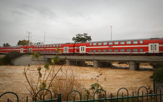 On peut voir un puissant courant d'eau dans la rivière Lakhish après les pluies puissantes à Ashdod, dans le sud d'Israël, le 9 janvier 2020. (Flash90) On peut voir un puissant courant d'eau dans la rivière Lakhish après les pluies puissantes à Ashdod, dans le sud d'Israël, le 9 janvier 2020. (Flash90)
