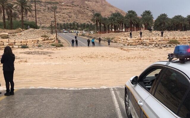 Une route est bloquée par les inondations, le 9 janvier 2020. (Police israélienne) Une route est bloquée par les inondations, le 9 janvier 2020. (Police israélienne)