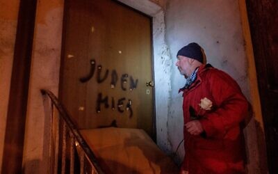 Aldo Rolfi, le fils de l'écrivain italien et survivant de la Shoah Lidia Beccaria Rolfi, montre des graffiti antisémites sur la porte de sa maison à Mondovi aux participants d'une manifestation contre l'antisémitisme, le 24 janvier 2020. (Marco Bertorello/AFP via Getty Images)