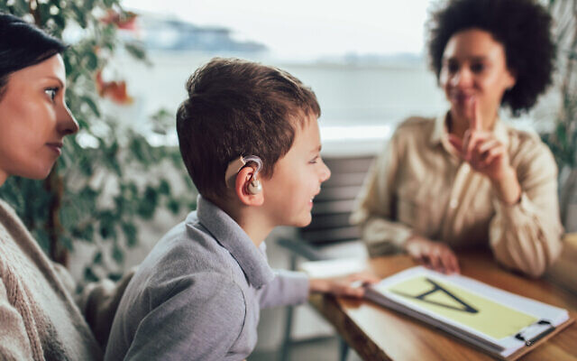 Un enfant sourd apprend la langue de signes (Jovanmandic; iStock by Getty Images)