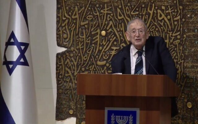 Le professeur Yehuda Bauer, spécialiste de la Shoah, s'adresse aux dirigeants réunis lors d'un dîner à la résidence du président à Jérusalem dans le cadre du Forum mondial de la Shoah, le 22 janvier 2020. (Crédit : Olivier Fitoussi / Flash90)