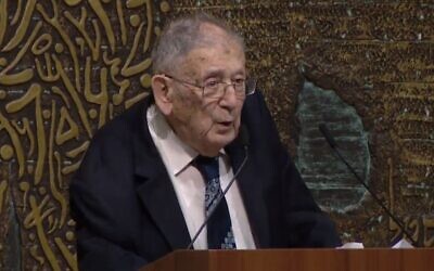 Le professeur Yehuda Bauer, spécialiste de la Shoah, s'adresse aux dirigeants mondiaux lors d'un dîner à la Résidence du Président à Jérusalem dans le cadre du Forum mondial sur la Shoah, le 22 janvier 2020. (Olivier Fitoussi/Flash90)