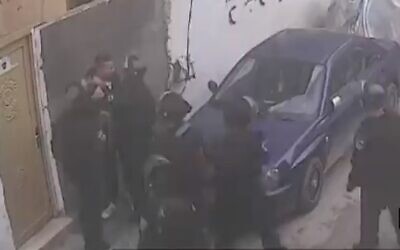 Des agents de la police des frontières en train de frapper un Arabe de Jérusalem-Est, qui travaille comme garde de sécurité pour le tramway de Jérusalem, à Jérusalem-Est (Capture d'écran / Treizième chaîne, le 13 janvier 2019)
