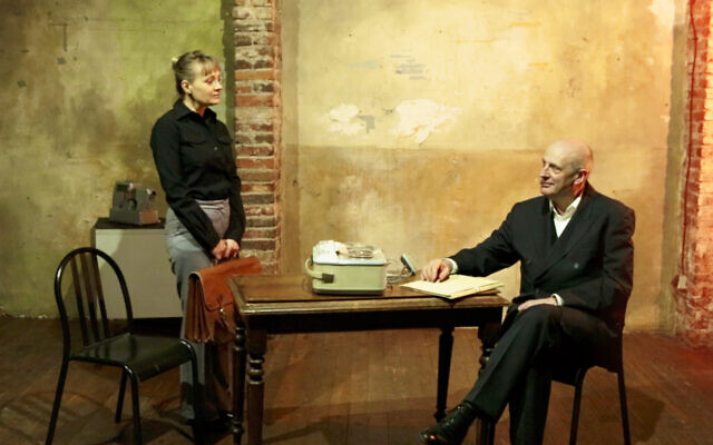 Les comédiens Nadège Perrier et Hervé Van der Meulen dans la pièce de théâtre « Le Corbeau blanc ». (Crédit : Antisthene)