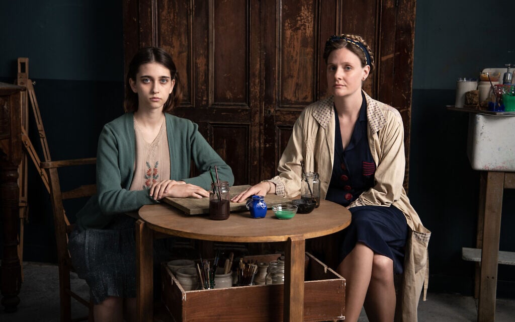 Sala (Anna Maciejewska) et Marie (Romola Garai). (BBC/Wall to Wall/ZDF/ Helen Sloan)