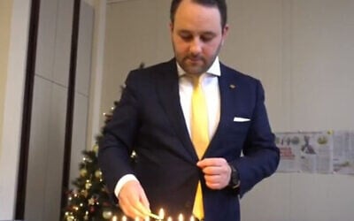Le législateur Michael Freilich allume les bougies de Hanoukka au Parlement fédéral belge à Bruxelles, Belgique, le 19 décembre 2019. (Michael Freilich)