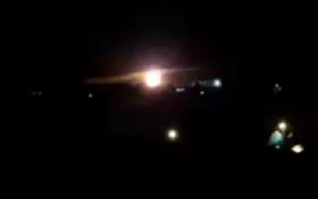 Des images montrant une explosion au cours d'une frappe aérienne à Gaza, le 25 janvier 2019 (Capture d'écran : Twitter) Des images montrant une explosion au cours d'une frappe aérienne à Gaza, le 25 janvier 2019 (Capture d'écran : Twitter)