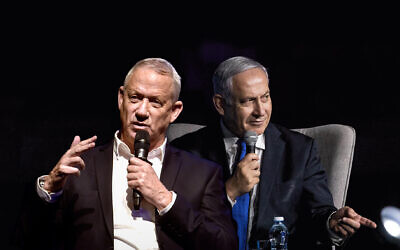 Montage : Le chef du parti Kakhol lavan, Benny Gantz, (à gauche), et le Premier ministre Benjamin Netanyahu, (à droite). (Photos : Flash90)