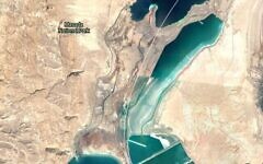 On peut voir le chenal sur cette image Google Earth qui entre dans la partie nord de la mer Morte, en haut de l'image, où se trouve un promontoire bordé de sel.