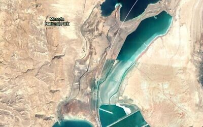 On peut voir le chenal sur cette image Google Earth qui entre dans la partie nord de la mer Morte, en haut de l'image, où se trouve un promontoire bordé de sel.