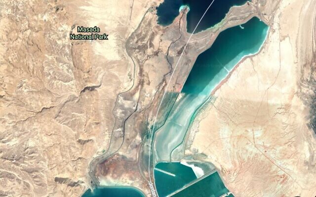 On peut voir le chenal sur cette image Google Earth qui entre dans la partie nord de la mer Morte, en haut de l'image, où se trouve un promontoire bordé de sel. On peut voir le chenal sur cette image Google Earth qui entre dans la partie nord de la mer Morte, en haut de l'image, où se trouve un promontoire bordé de sel.