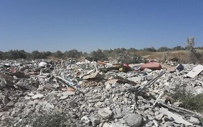 Une décharge à Kafr Manda dans le nord d'Israël, dont le propriétaire a été condamné à une amende de près de 240 000 $ par le ministère de la Protection de l'environnement pour avoir brûlé illégalement des déchets,le 14 janvier 2020. (Crédit : Ministère de la Protection de l'environnement)