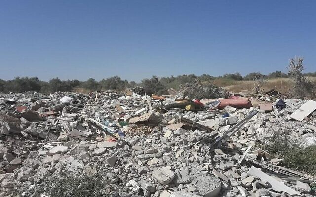 Une décharge à Kafr Manda dans le nord d'Israël, dont le propriétaire a été condamné à une amende de près de 240 000 $ par le ministère de la Protection de l'environnement pour avoir brûlé illégalement des déchets,le 14 janvier 2020. (Crédit : Ministère de la Protection de l'environnement) Une décharge à Kafr Manda dans le nord d'Israël, dont le propriétaire a été condamné à une amende de près de 240 000 $ par le ministère de la Protection de l'environnement pour avoir brûlé illégalement des déchets,le 14 janvier 2020. (Crédit : Ministère de la Protection de l'environnement)