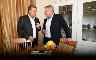 Le chef Travailliste Amir Peretz et le numéro un du Meretz Nitzan Horowitz discutent, le 13 janvier 2020 (Autorisation) Le chef Travailliste Amir Peretz et le numéro un du Meretz Nitzan Horowitz discutent, le 13 janvier 2020 (Autorisation)