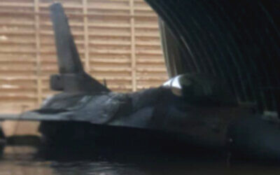 Un F-16 dans un hangar inondé à la base aérienne de Hatzor, dans le sud d'Israël, en janvier 2020. (Crédit : réseaux sociaux)