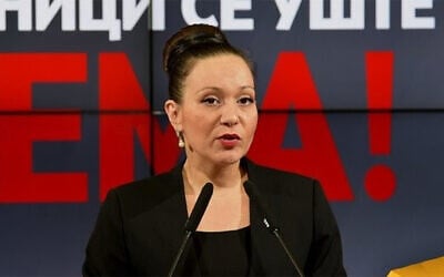 Rasela Mizrahi, ministre du Travail et de la Politique sociale de Macédoine du Nord, s'exprime lors d'une conférence en décembre 2019. (Crédit : Facebook/Rasela Mizrahi via JTA)