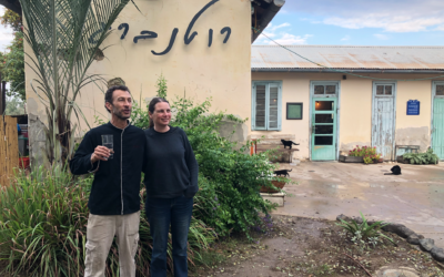Yizhar Sahar (à gauche) et Hila Ronen Sahar, devant Rutenberg, leur bistrot dans la vallée du Jourdain, à la frontière entre Israël et la Jordanie (Crédit : Jessica Steinberg/Times of Israel)