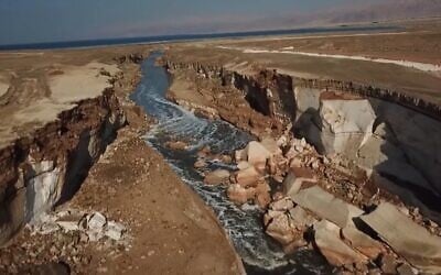 La "rivière secrète" au bord de la mer Morte, "découverte" par Kan TV, janvier 2020. (Capture d'écran de Kan TV)