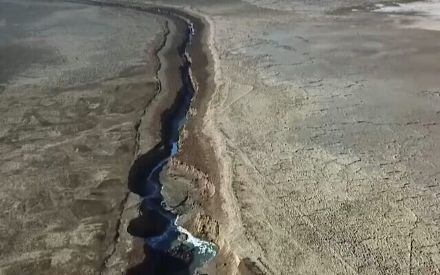 Vue aérienne du canyon et de la "rivière secrète" au bord de la mer Morte "découverte" par Kan TV, janvier 2020. (Capture d'écran de Kan TV)