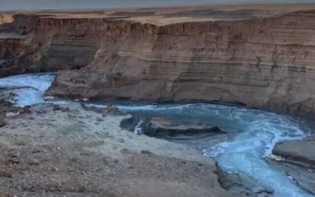 Le canyon et la "rivière secrète" de la mer Morte "découverte" par Kan TV, janvier 2020. (Capture d'écran de Kan TV)
