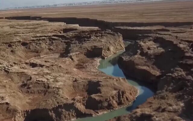 La "réplique israélienne du Grand Canyon". La "rivière secrète" au bord de la mer Morte "découverte" par Kan TV, janvier 2020. (Capture d'écran de Kan TV)