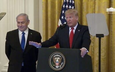 Le Premier ministre Benjamin Netanyahu et le président américain Donald Trump s'exprimant depuis la Maison-Blanche, le 28 janvier 2020. (Capture écran / YouTube)