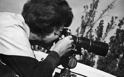 Sarah Ayal, la photographe dont la collection de 4 000 photos a été sélectionnée par Beit Avi Chai pour une exposition qui a ouvert le 19 décembre 2019. (Avec l'aimable autorisation de Beit Avi Chai)
