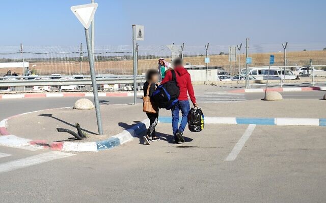 Un homme palestinien de la bande de Gaza, à droite, vu avec sa mère juive israélienne après être passé en Israël pour vivre avec elle, décembre 2019. (Crédit : Yad Le'Achim)