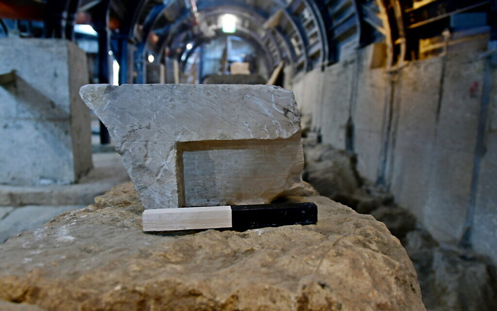 La table de mesure des volumes, vieille de 2 000 ans, représentée ici sur le chemin des pèlerins de la Cité de David. (Kobi Harati, archives de la Cité de David)