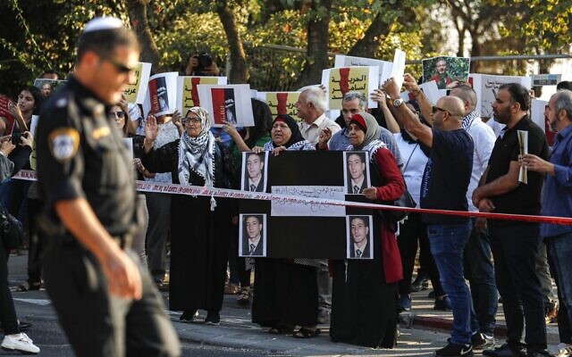 Les Palestiniens manifestent en soutien à Samer Arbid, membre du FPLP arrêté par Israël parce que soupçonné d'avoir commis un attentat en Cisjordanie, près de l'hôpital Hadassah du Mount Scopus à Jerusalem, le 1er octobre 2019 (Crédit : AHMAD GHARABLI / AFP)