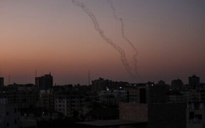 Photo d'illustration : Des Palestiniens tirent des roquettes depuis Gaza City vers Israël, le 12 novembre 2019 (Crédit : MAHMUD HAMS / AFP)