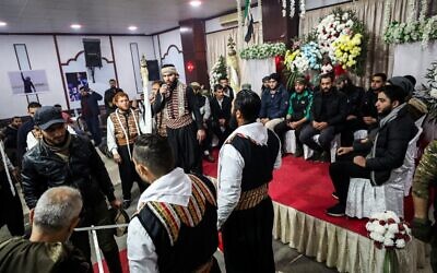 Des Syriens assistent à une cérémonie de mariage en groupe séparé pour plus de deux dizaines de mariés, dans à la ville d'Idlib, au nord-ouest de la province d'Idlib, le 30 novembre 2019. (Crédit : Omar HAJ KADOUR / AFP)
